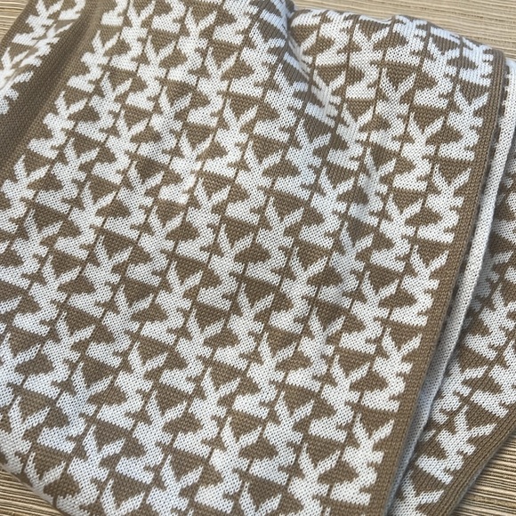 Michael Kors MK Scarf 100% Acrylic infinity scarf MK White and beige - Picture 6 of 10